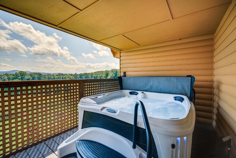 Cozy Cabin with Deck and Hot Tub in Blue Ridge Mtns!